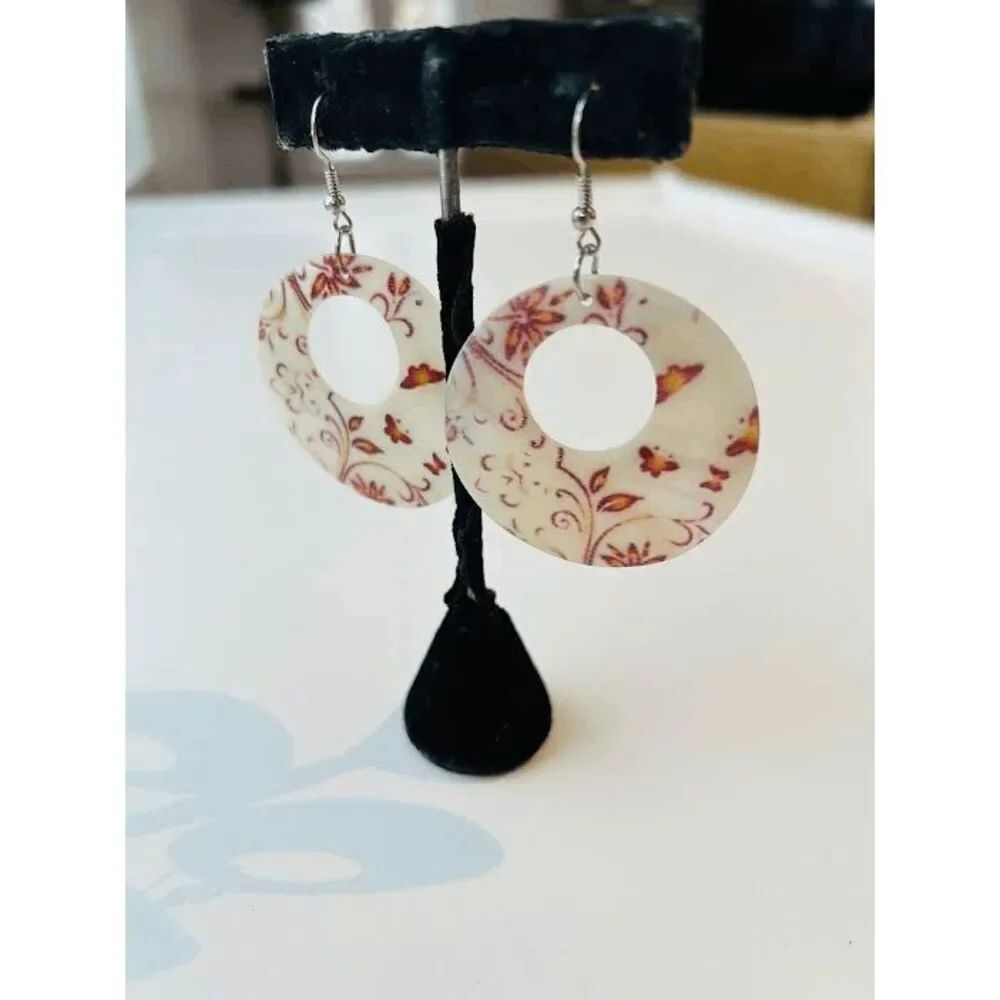 Vintage 70s Batik Printed Seashell Earrings